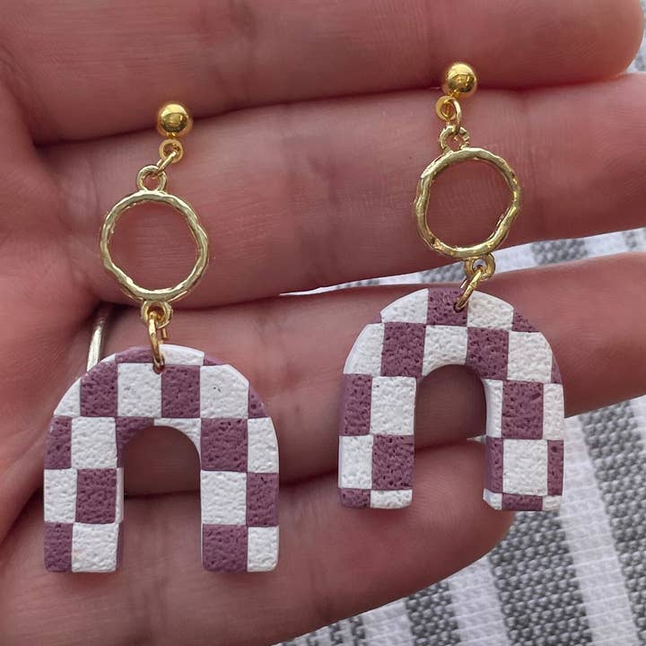 Dangles xadrez malva e branco: brincos feitos à mão por atacado de Honeybea Creations WI