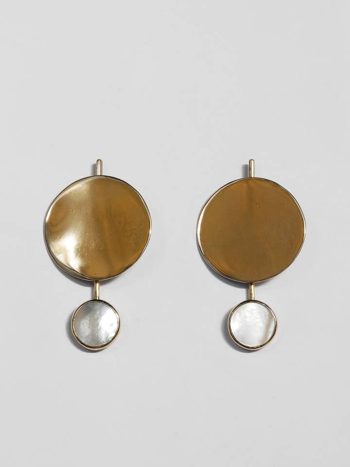 Orecchini Filia in madreperla per la vendita all'ingrosso da parte di Tiro Tiro Jewelry