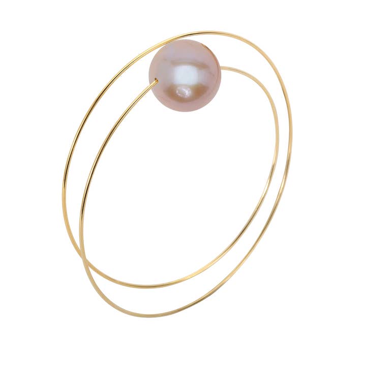 Bracelet en forme de cercle avec grande perle d'eau douce ronde pour la vente par Melissa McArthur - Jewellery Made in London