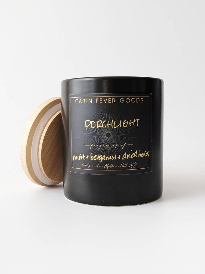 Bougie Porchlight, menthe, bergamote et herbes séchées pour la vente par Cabin Fever Goods