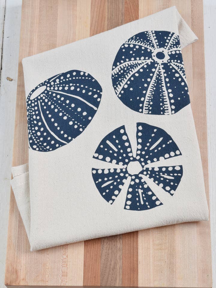 Torchon en coton biologique avec oursin de mer bleu marine, imprimé à la main pour la vente par Hearth and Harrow