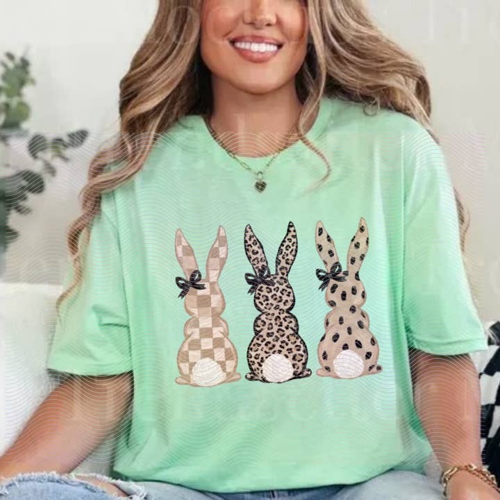 🐰 Bunny Trio Grafisch T-shirt – Preppy T-shirt voor de Paasvakantie voor wholesale door Texas Twisted Wholesale