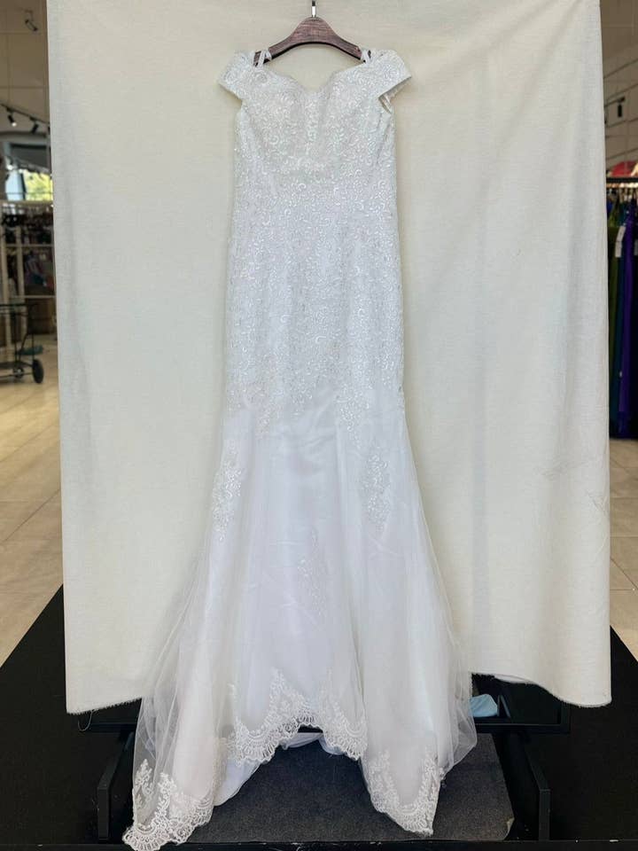 Invitadissimas - Wholesale Gown - Women's - A1802 train wedding dress2