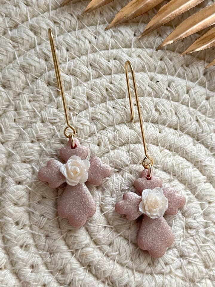 Croix Florale pour la vente par Eden + Clay by Ana Denae