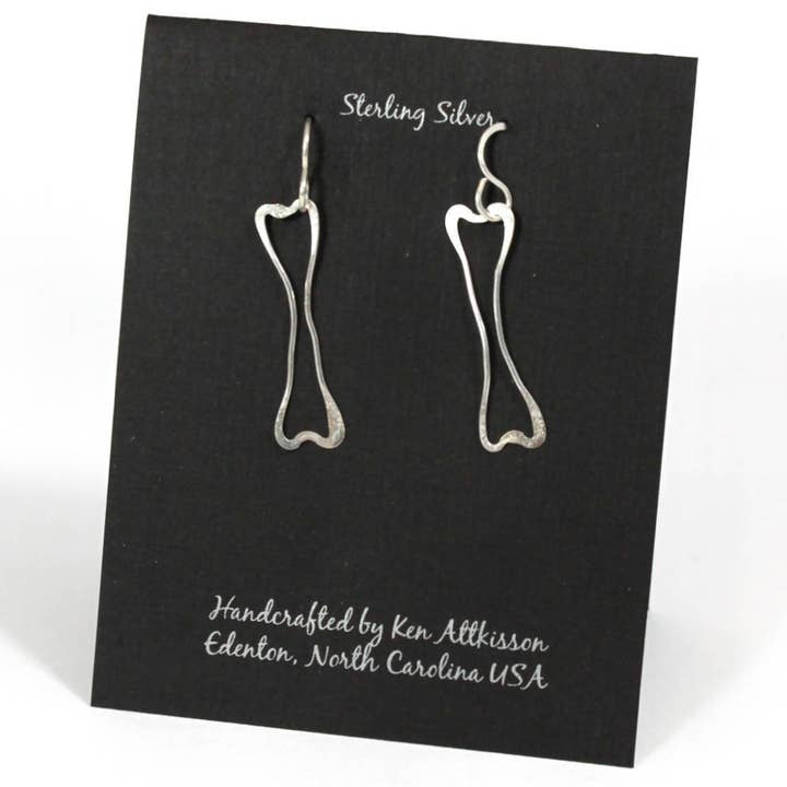 Boucles d'oreilles en argent sterling avec os de chien pour la vente par Ken’s handcrafted jewelry