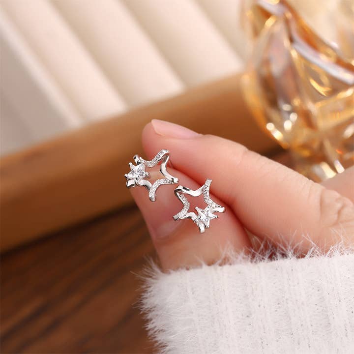 Orecchini a lobo a doppia stella piccola e delicata in argento sterling 925 per la vendita all'ingrosso da parte di Perimade & Co. LLC