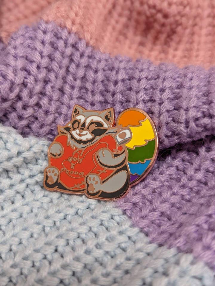 Gay & Proud Raccoon emaille pin voor wholesale door Killing Her Softly