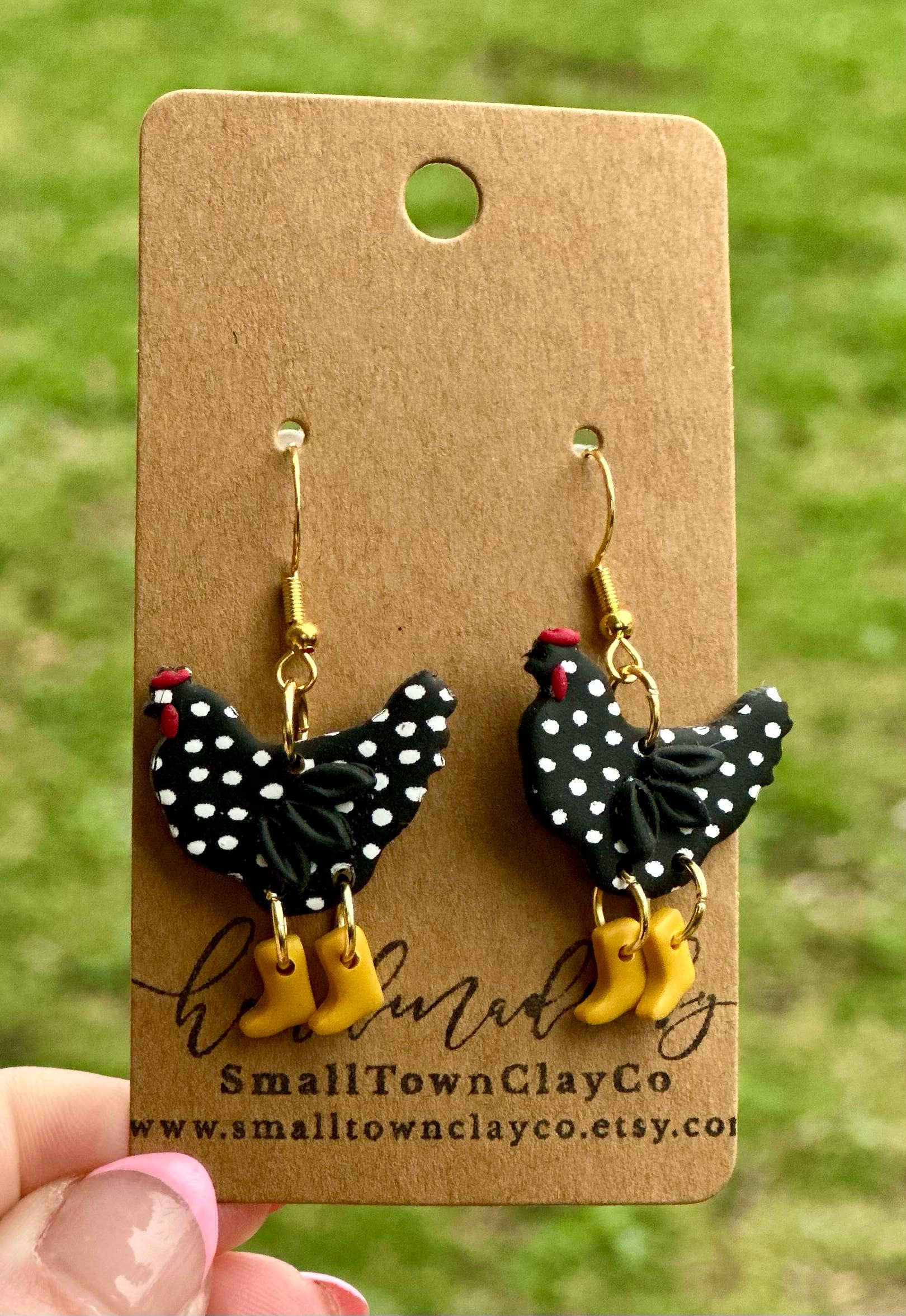 SmallTownClayCo - Vendita all'ingrosso Orecchini pendenti - Pollo N Stivali Penzolanti