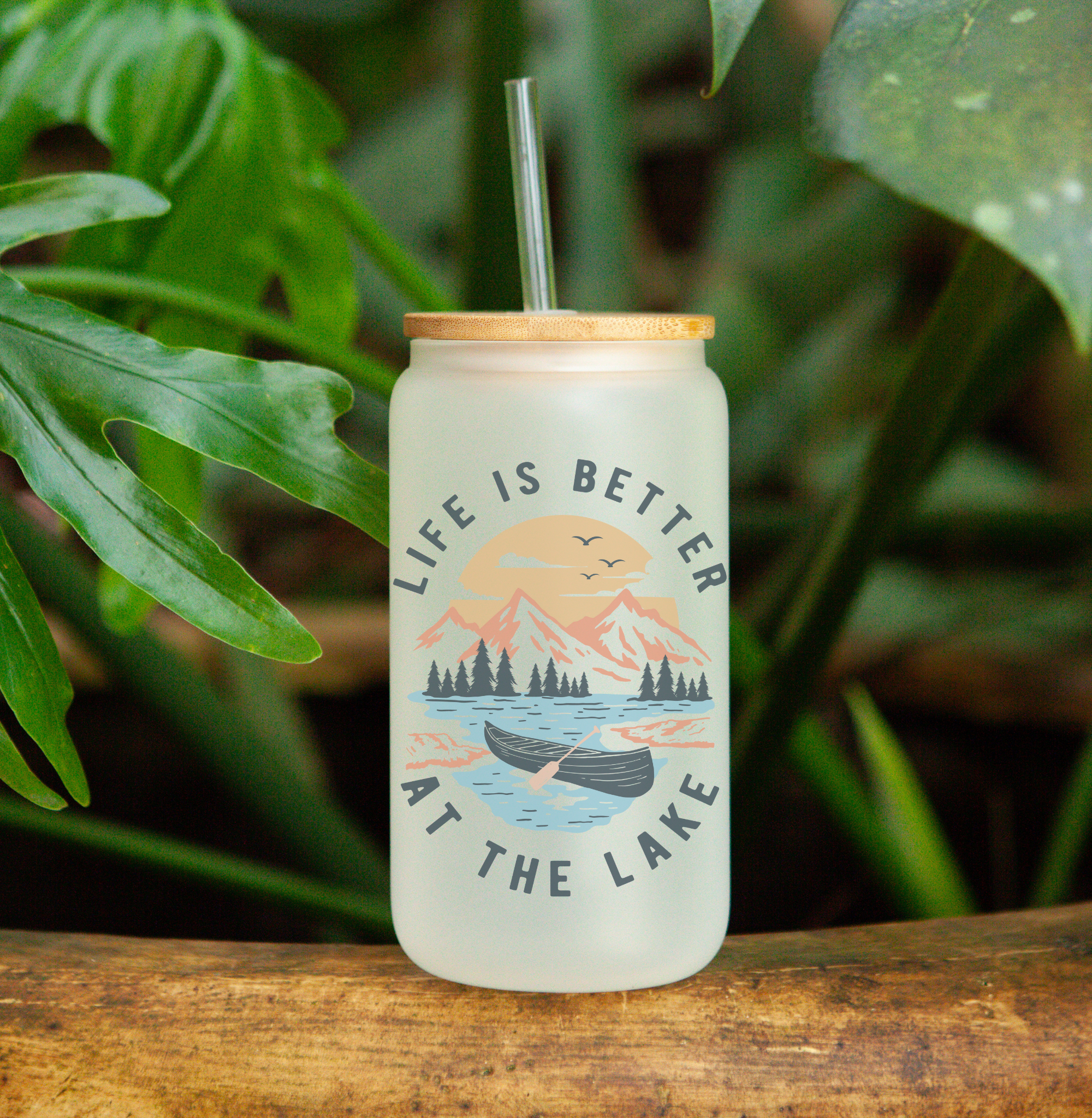 Livy Lou Designs + Co – Großhandel Trinkglas/Tasse – Das Leben ist besser am See - Frosted Can Glass0