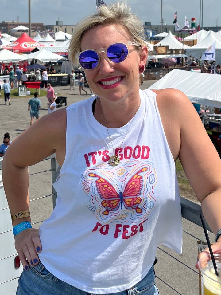 C'EST BIEN DE TESTER LE CROP TANK RACERBACK DU GRAPHIC FESTIVAL pour la vente par CITIZEN NOLA LLC