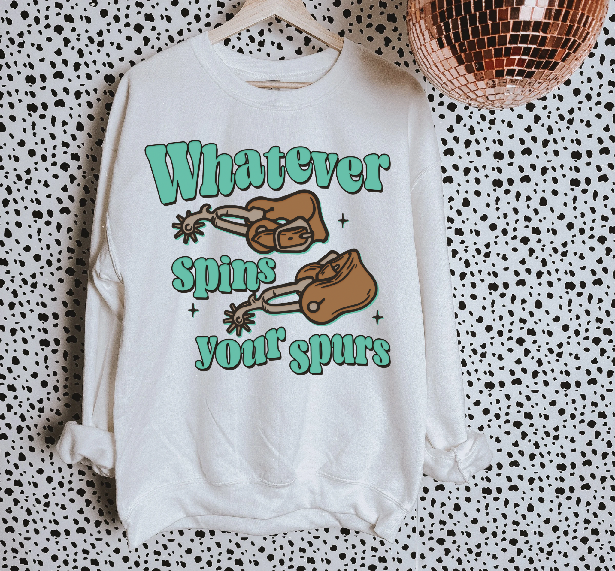 Gunpowder and Glam Boutique - Venta al por mayor Camiseta serigrafiada - Mujer - Camiseta o Sudadera "Spins Your Spurs"2