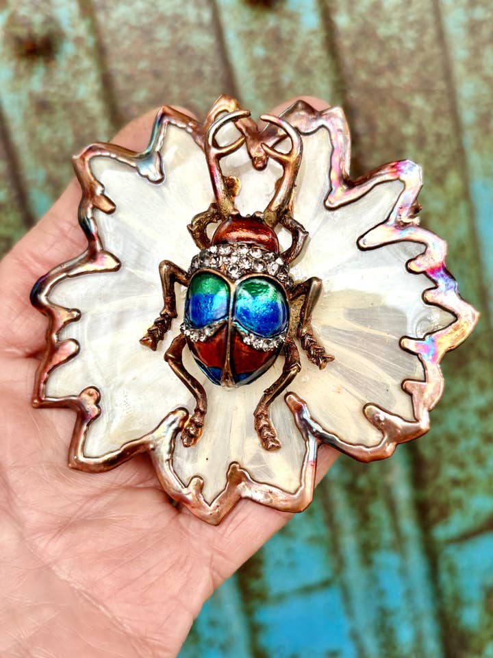 Margarida Shasta verdadeira com colar de escaravelho eletroformado em cobre por atacado de The Posh’mina