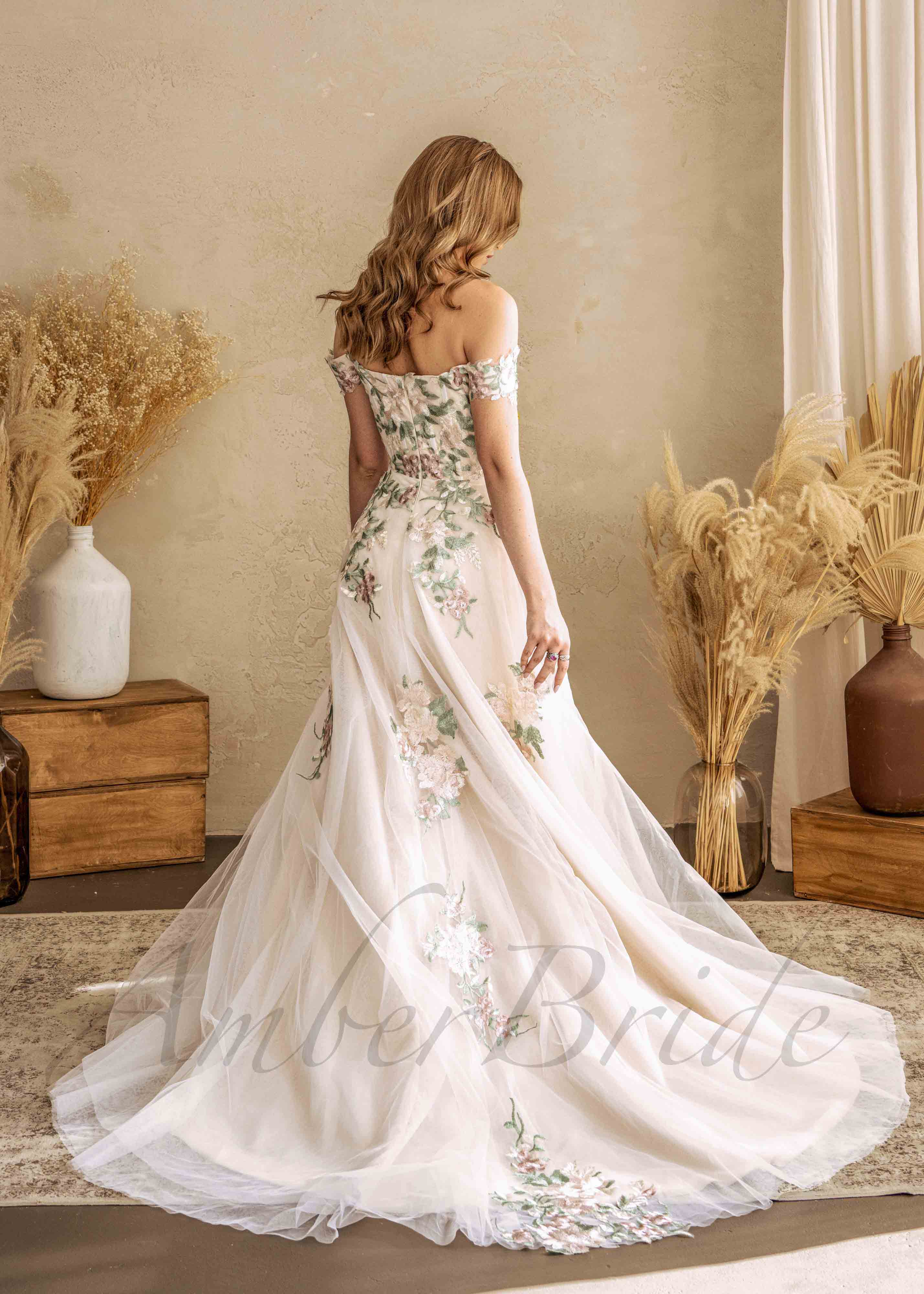 Amber Commerce Group, MB - Wholesale Formele jurk - Dames - UITVERKOOP: Kleurvolle A-lijn Off-Shoulder Bruidsjurk met Geborduurde Bloemen2