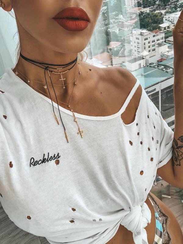 Colliers Lariat en forme de croix et pierres de lune en zircone cubique pour la vente par Nayla Jewelry