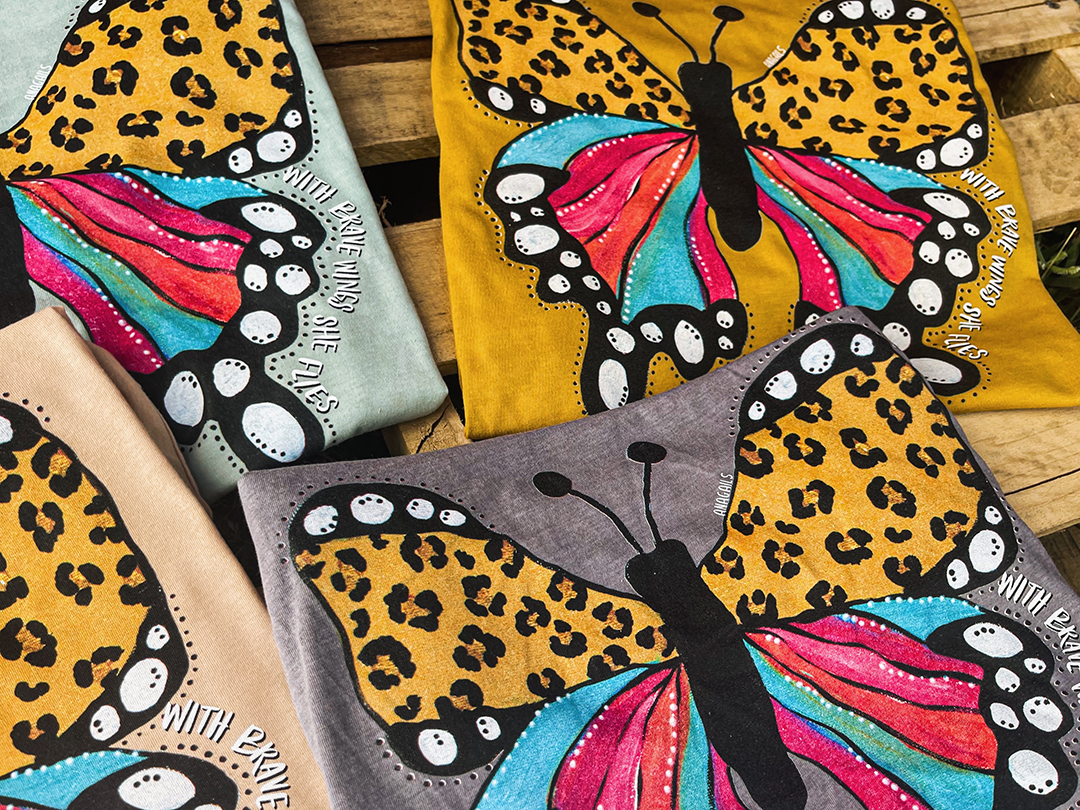 Anagails – Großhandel T-Shirt mit Siebdruck – Damen – Handgemalter Schmetterling2