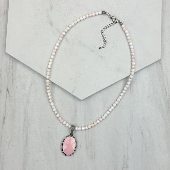 NKZ240330-16 Collier en perles de conque roses de 16 pouces avec pendentif ovale en forme de conque rose pour la vente par Western Elite Jewelry