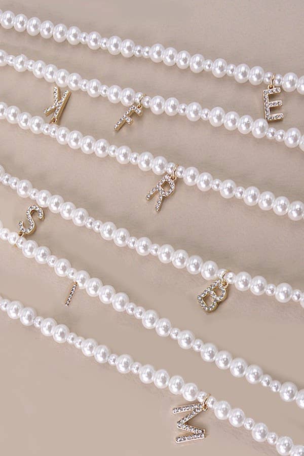 JOSSLYN by wall to wall - Vente Colliers à pendentif - Collier pendentif initial en perles de verre et strass | 10N319746