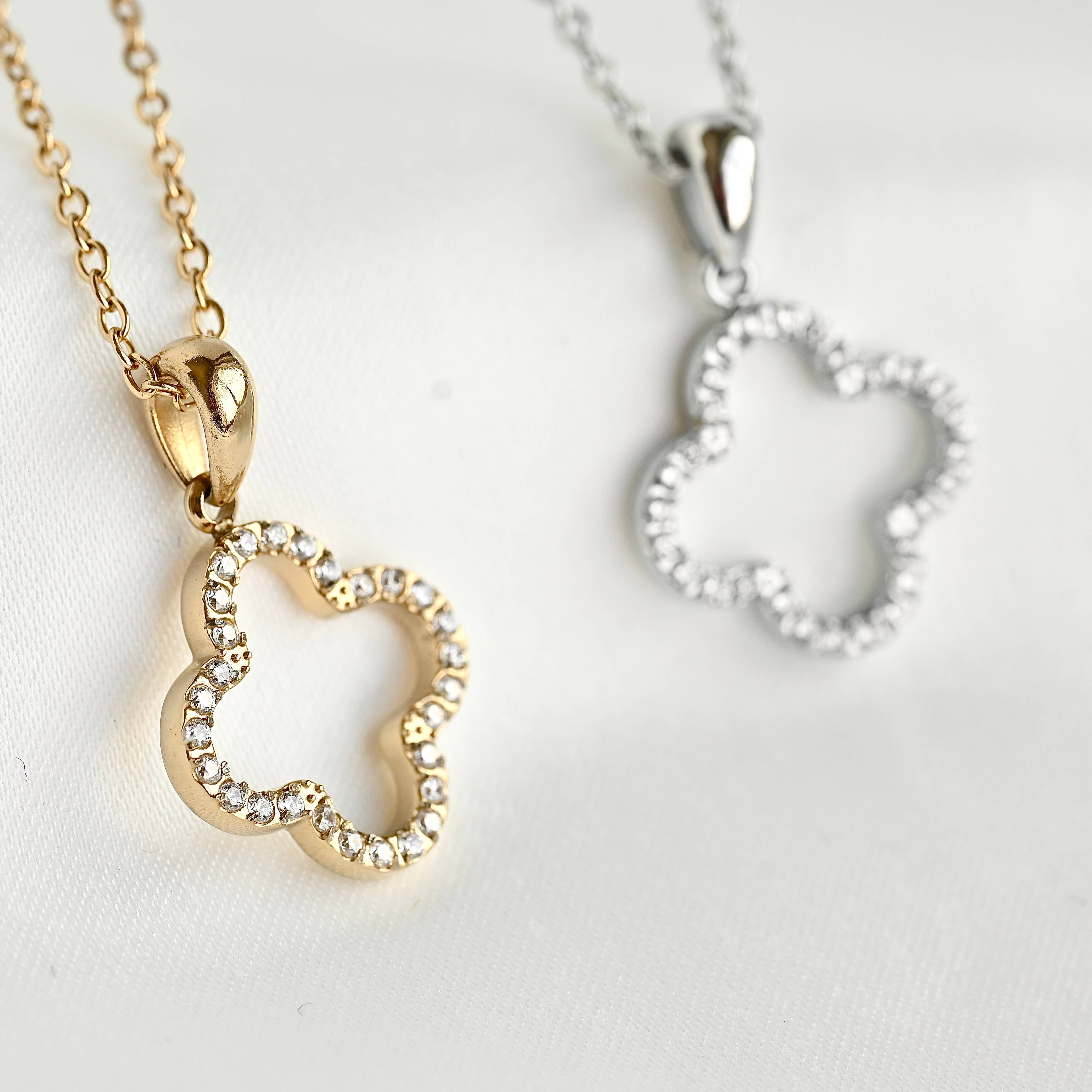 Blueyejewelry – wholesale Hänge-/berlockhalsband – Pavé Clover Halsband - Rostfritt Stål Diamantklöverhänge5