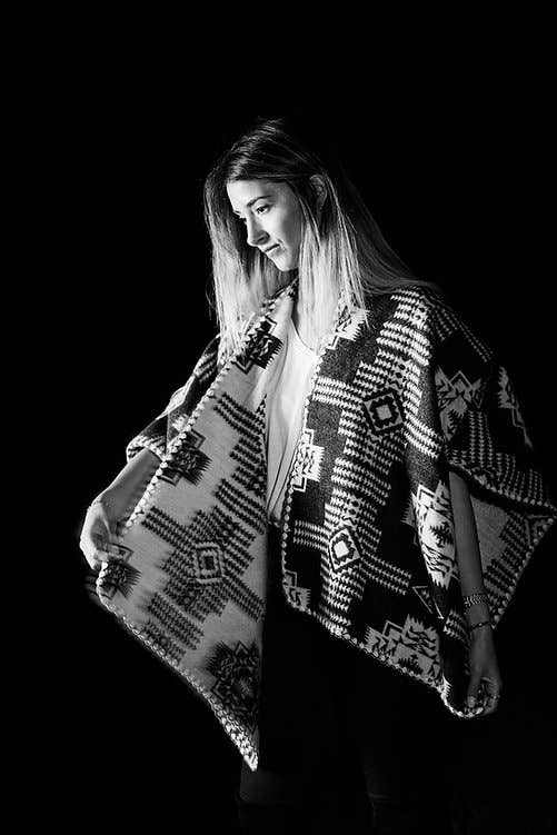 Noir et Blanc Châle Réversible Cruz en vente sur Faire8