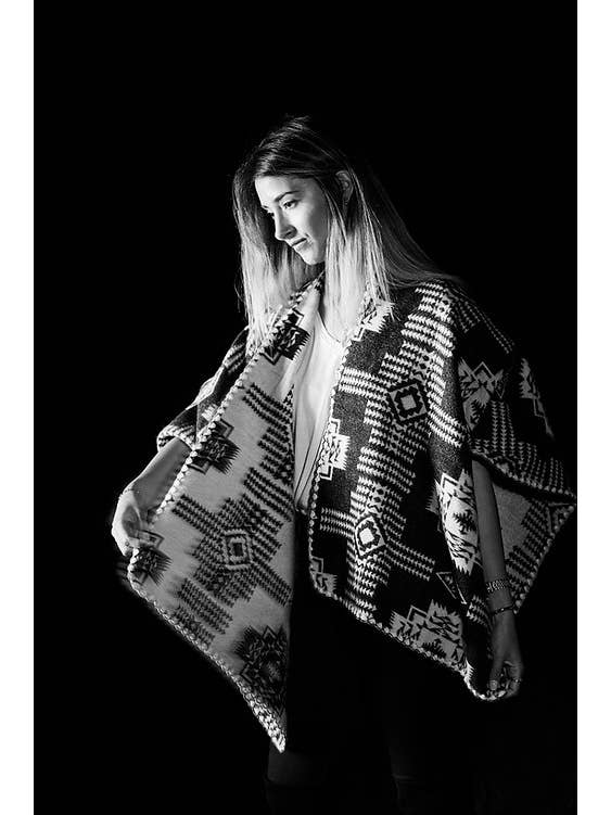 Noir et Blanc Châle Réversible Cruz en vente sur Faire8