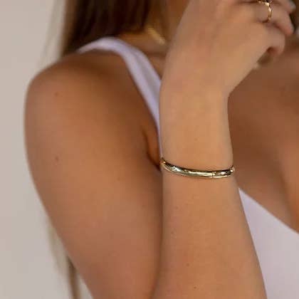 Bracciale rigido Jackie in oro 14k per la vendita all'ingrosso da parte di Mary Kathryn Design