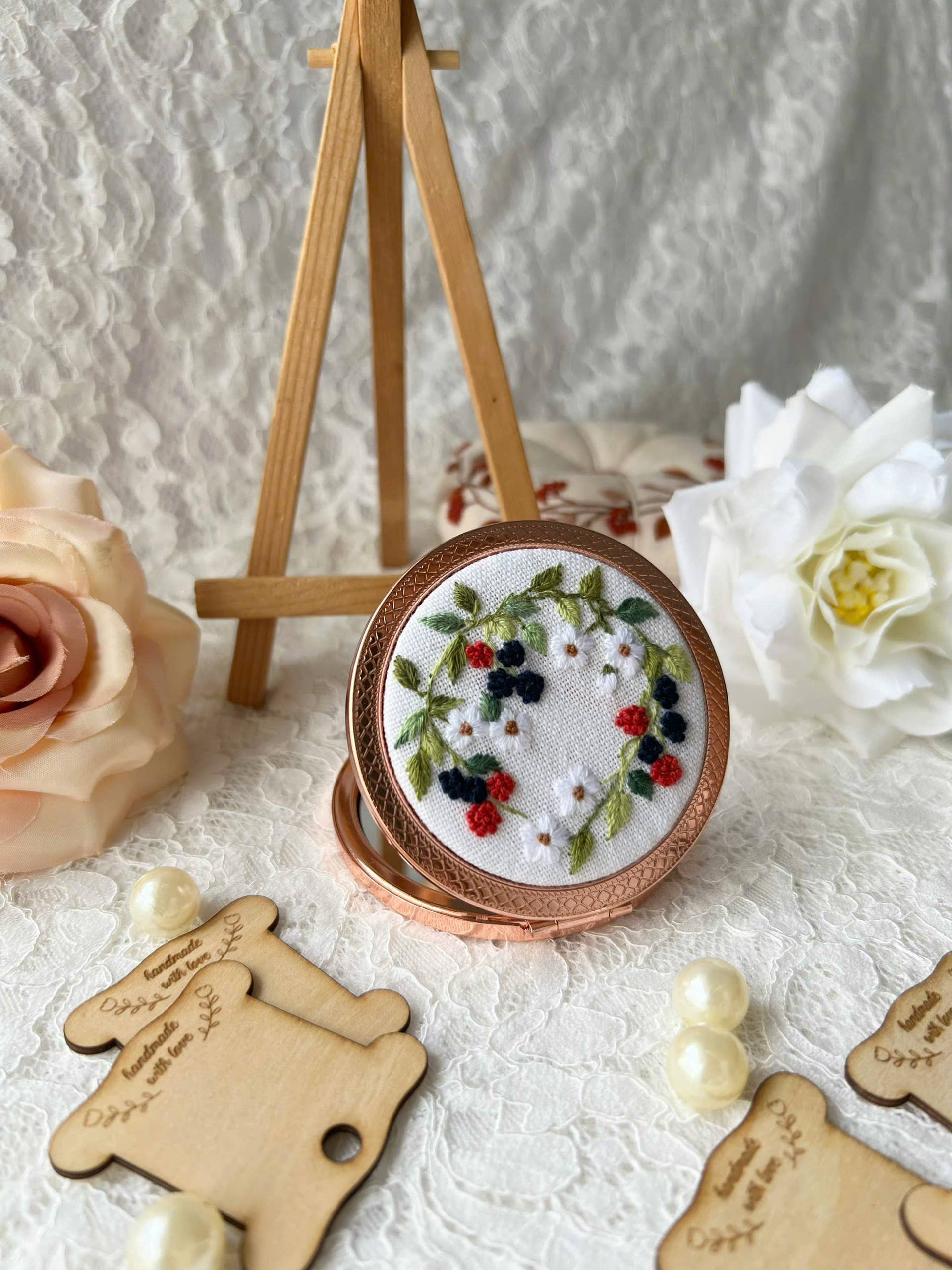 Maple Dream Store – Engroshandel Kompaktspejl – Lomme-spejl med vintage blomstermotiv, håndbroderet2