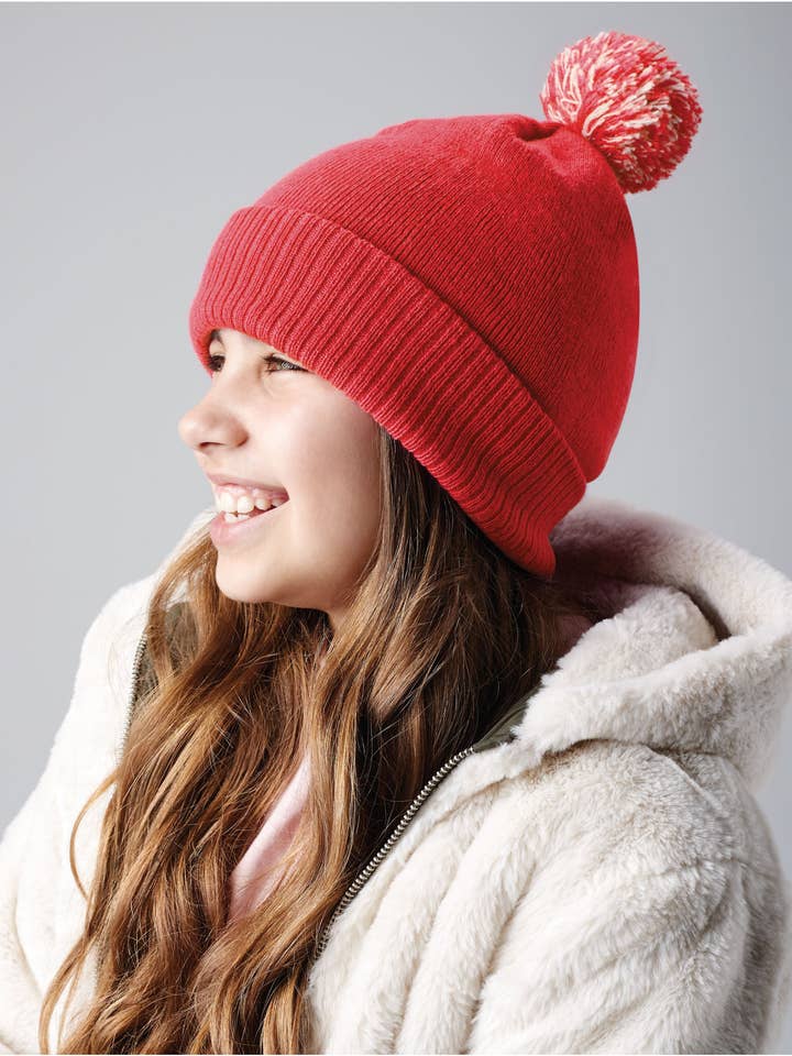 Beechfield Junior Snowstar® hue | Pom-Pom | Ribbet manchet | Marineblå eller rød | Unisex-størrelse til børn for engroshandel hos Logo Free Clothing