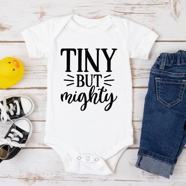 Petit mais Puissant Body en Coton Cadeau pour Bébé pour la vente par Mama and Littles Apparel