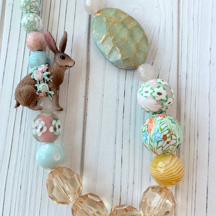 Collier tendance en forme de lapin de Pâques en Earl Grey pour la vente par Lenora Dame