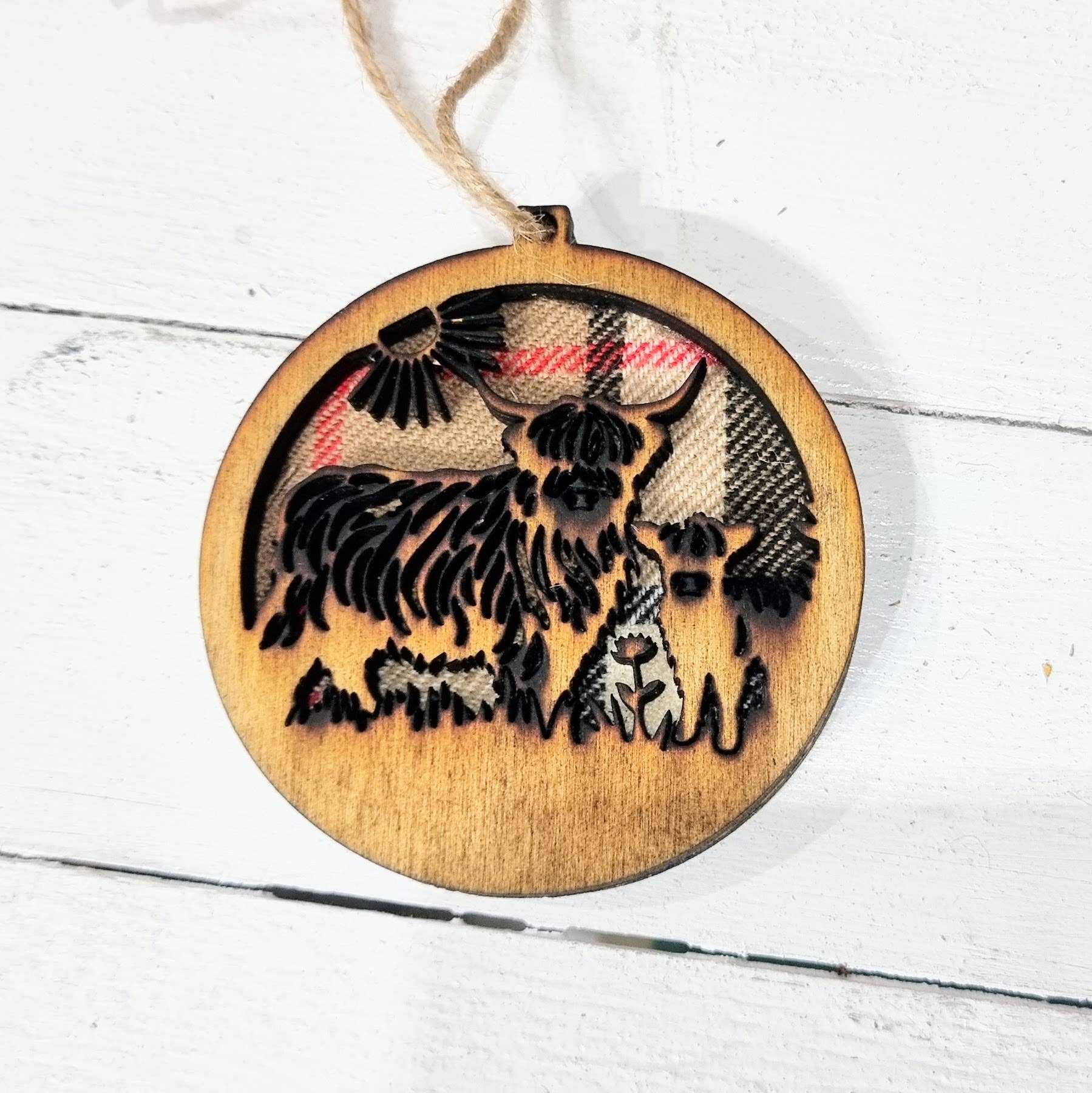Wildflower Designs - Vente Décoration de Noël - Boule en bois avec vache Highland à tartan, tissu écossais pour Noël2