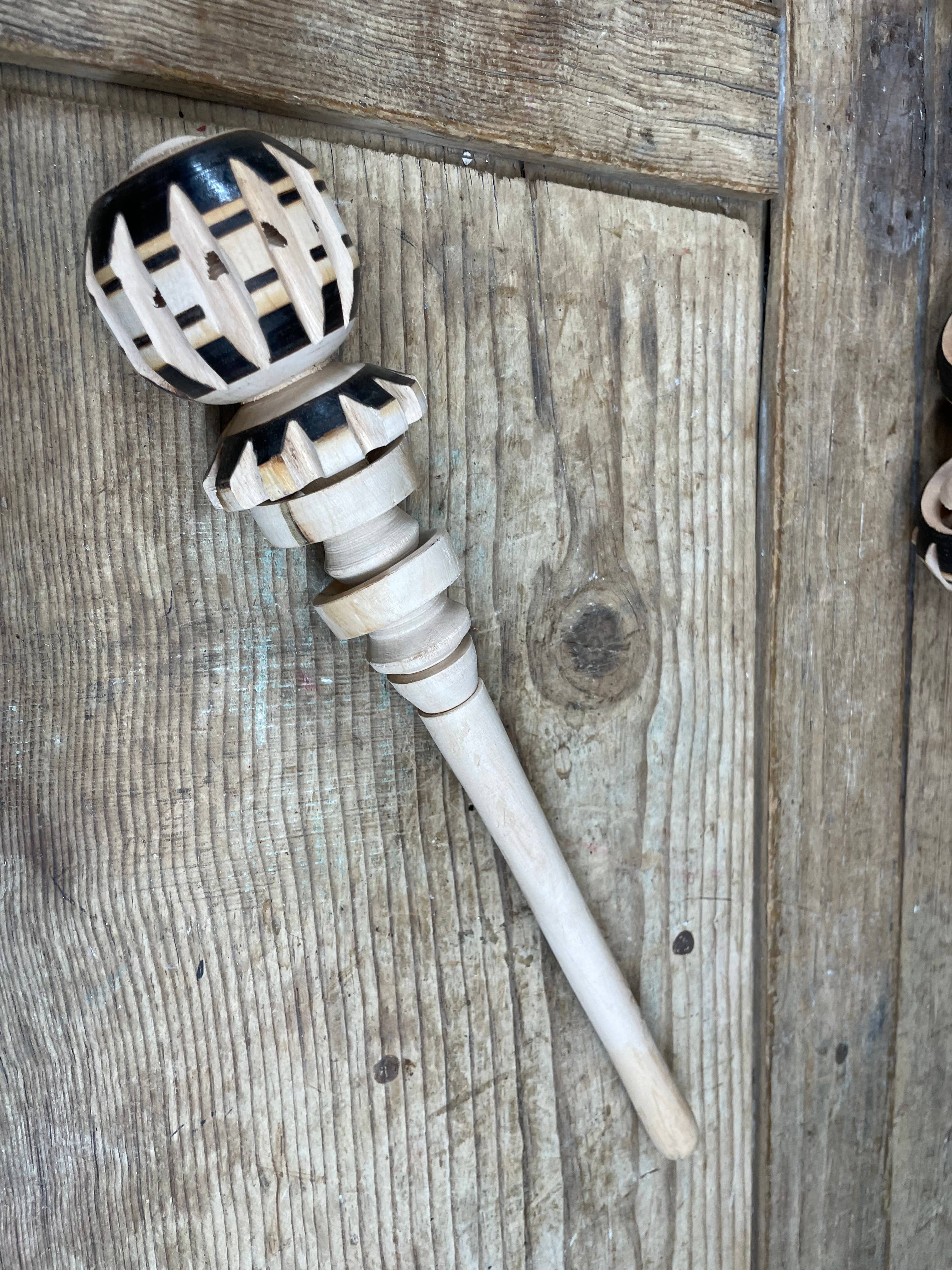 My Amigos Imports – Ferramenta/gadget de cozinha por atacado – LIQUIDAÇÃO-Molinillo Batedor-Mexedor de Chocolate em Madeira-Entalhado-9€3