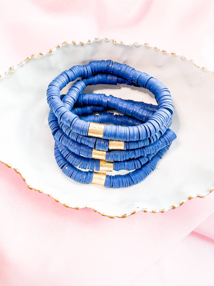 Bracelet extensible Heishi bleu marine pour la vente par Emily Anne Co