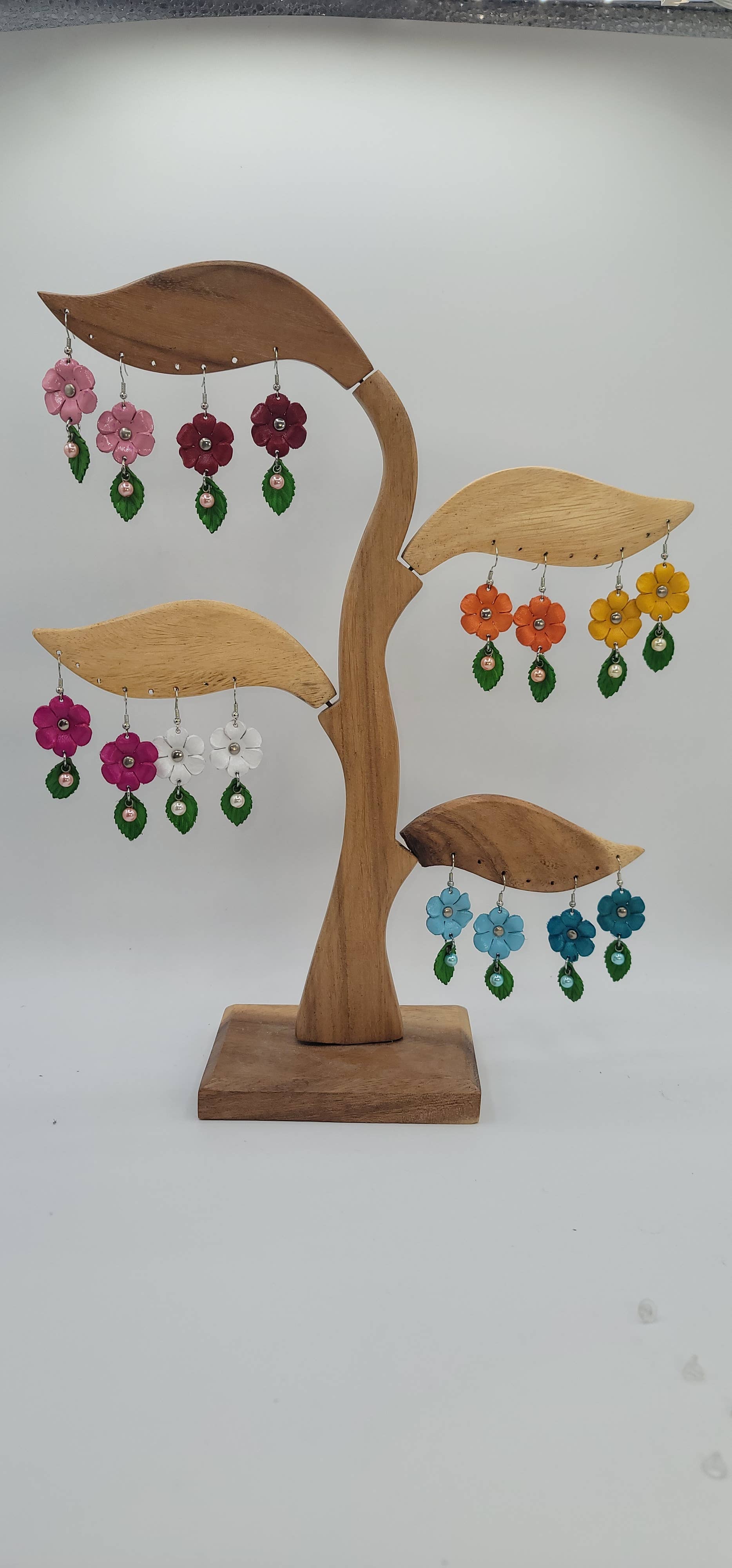 Sunflower Handmade leather inc – wholesale Hängande örhängen – handgjorda läderblomörhängen i olika färger5