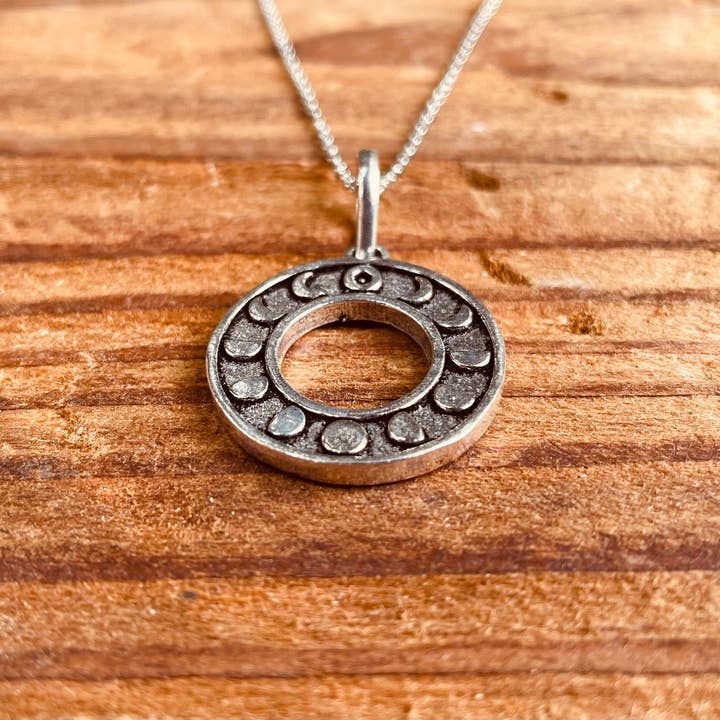 Kaali Boutique – Colar pingente/pendente por atacado – Colar Calendário Lunar / Fases da Lua / Hipoalergénico / Prata / Yoga / Reiki / Boho / Hippie / Rústico / Étnico / Cristais / Terceiro Olho /4