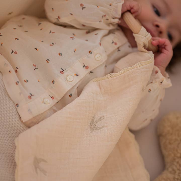 Doudou brodé hirondelles pour la vente par Gentil Coquelicot Paris