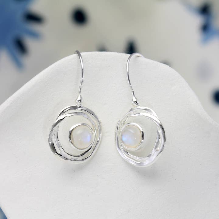 Pendientes colgantes hechos a mano en plata de ley con forma de arco iris y para venta al por mayor de Banyan Jewellery