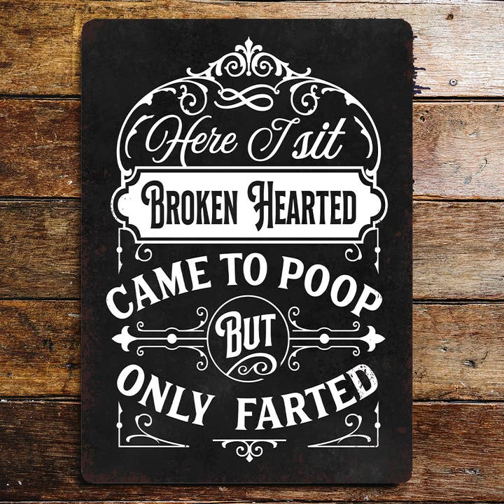 Placa metálica con forma de corazón roto, de Bathroom Here sit para venta al por mayor de The British Metal Signs Company