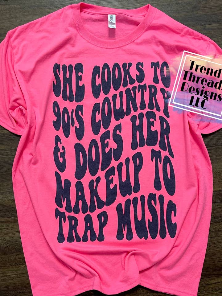 Hun laver mad til 90"ernes land og gør hende op for at fange musikskjorte for engroshandel hos Trendy Threads Designs LLC