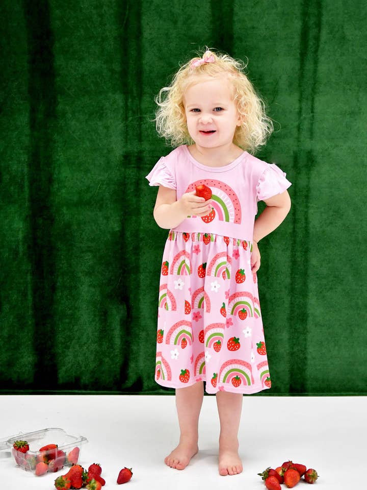 Robe en soie de lait longue à volants arc-en-ciel fraise pour la vente par Great Lakes Kids Apparel
