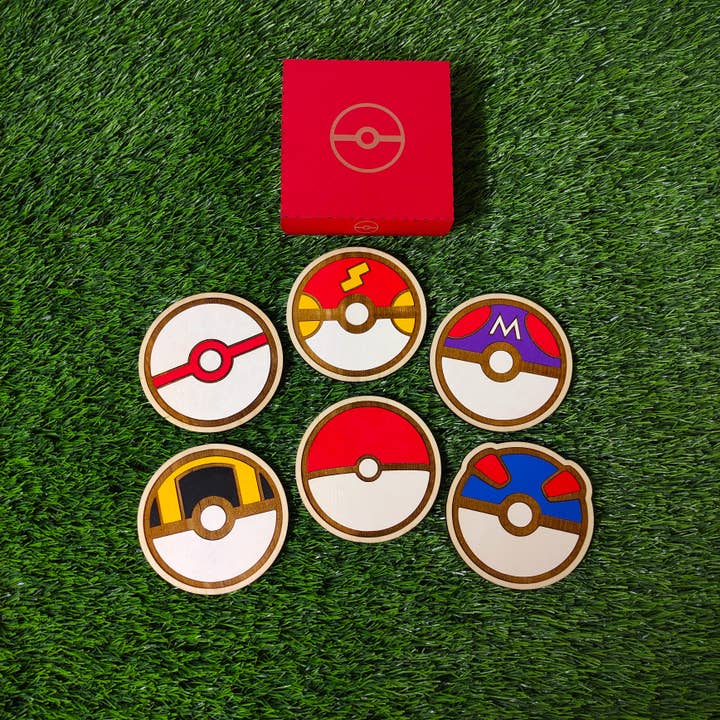 Conjunto de 6 bolas Poké coloridas para copos em madeira, Pokémon Anime por atacado de Herbs&Belles