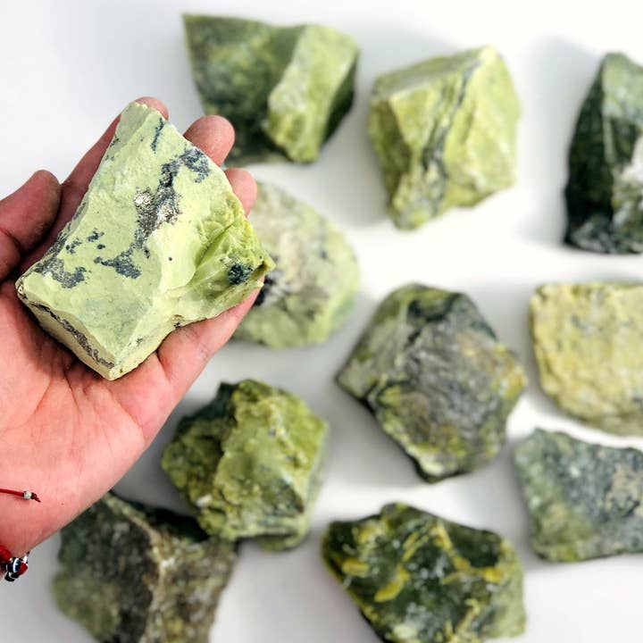 Pierre brute en forme de serpentin en cristal — 1 grande pièce pour la vente par Rock Paradise