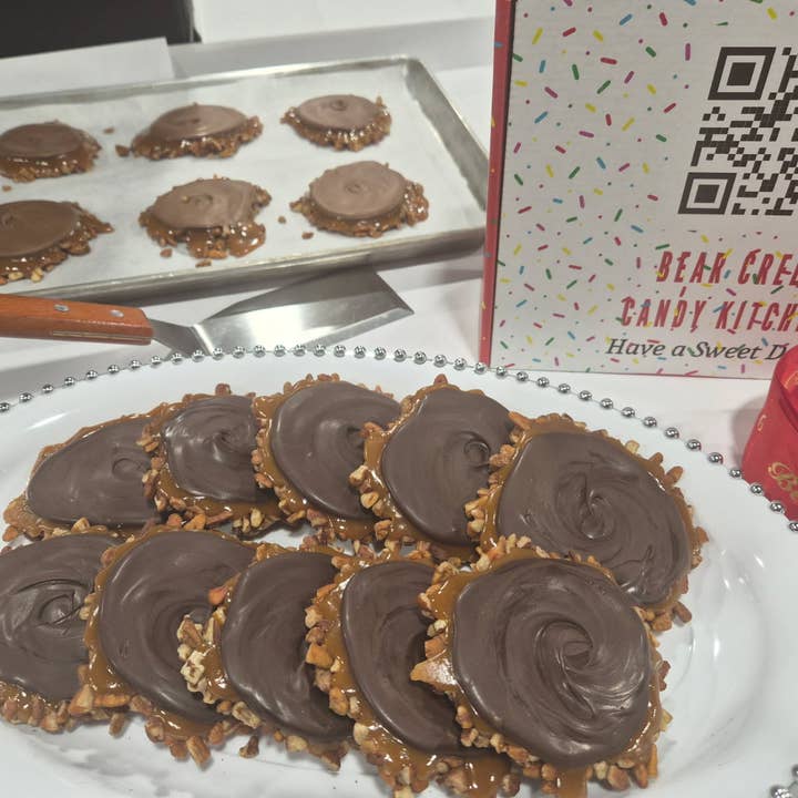 Mælkechokolade Bjørnekløer Æske med 10 eller 18 for engroshandel hos Bear Creek Candy Kitchen