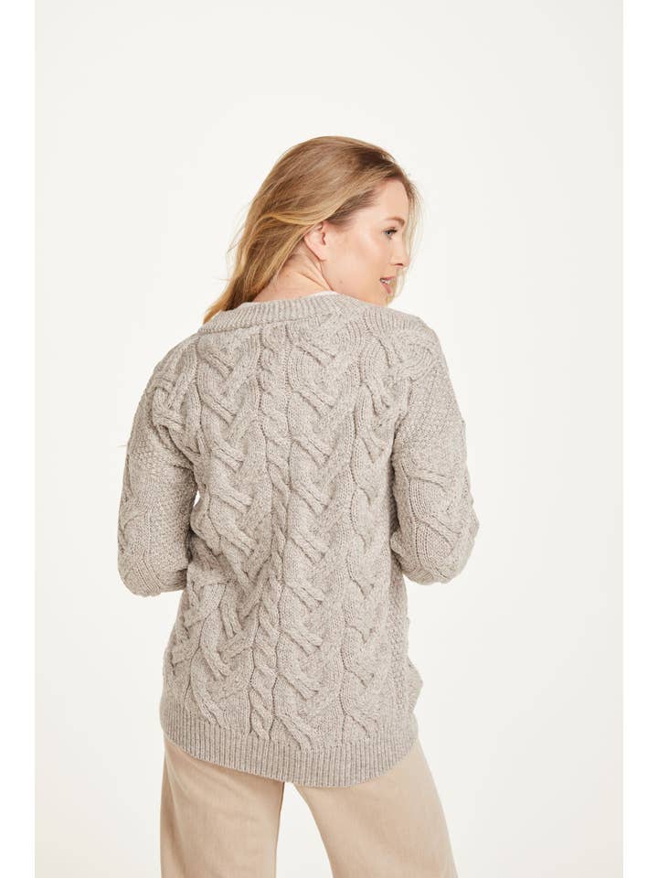 Aran Woollen Mills – Engroshandel Cardigan - Dame – Downpatrick dame Aran cardigan - havregrynsfarvet1