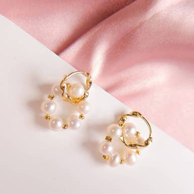 Guirlande Élégante - Créoles Perles Et Mini-Billes Dorées pour la vente par Pompon La Tulipe