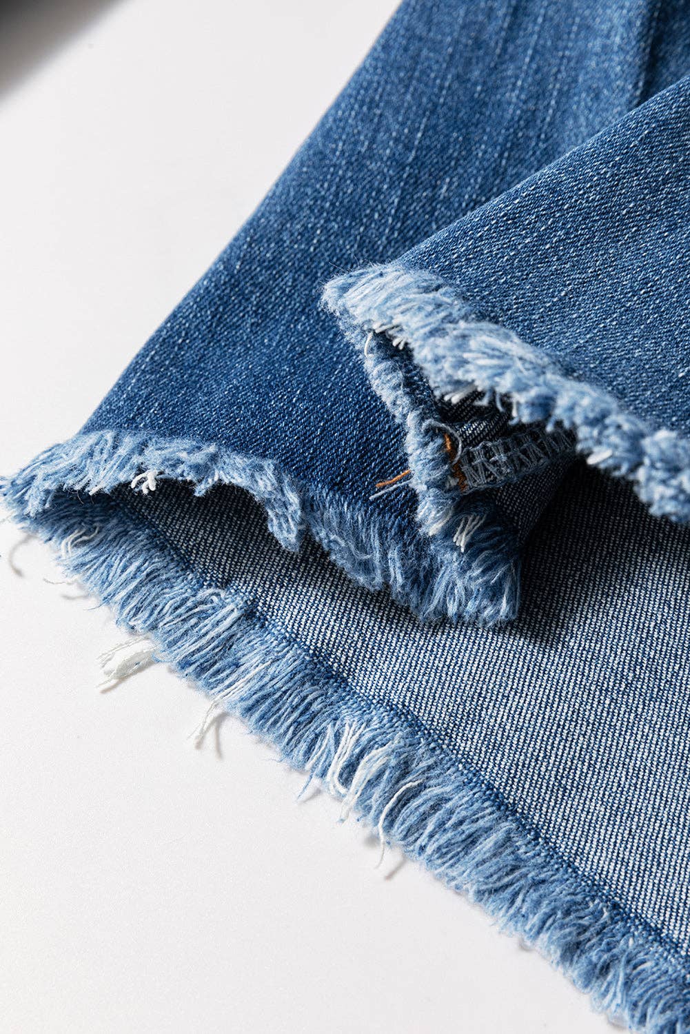 Sail Blue Jeans svasati blu a vita alta con chiusura a bottoni e orlo grezzo in vendita all'ingrosso su Faire6