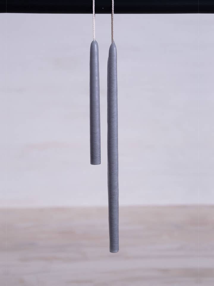 Bougies effilées fines, gris minéral pour la vente par Made Market Co.