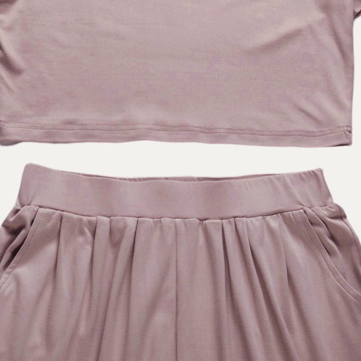 The Moment Collection - Wholesale Loungeset - Dames - Feel Cozy loungewarset met korte mouwen en crop-top en broek4