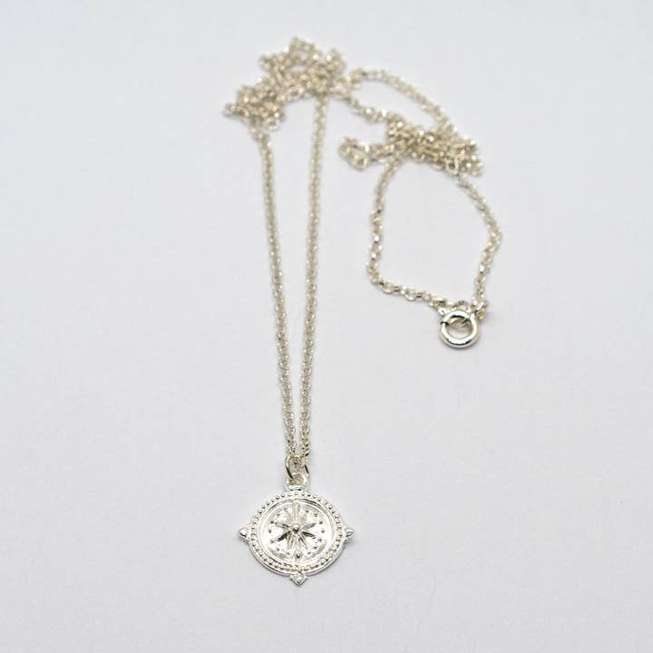 Silberne Halskette mit Kompass-Anhänger por atacado de Sista Jewelry