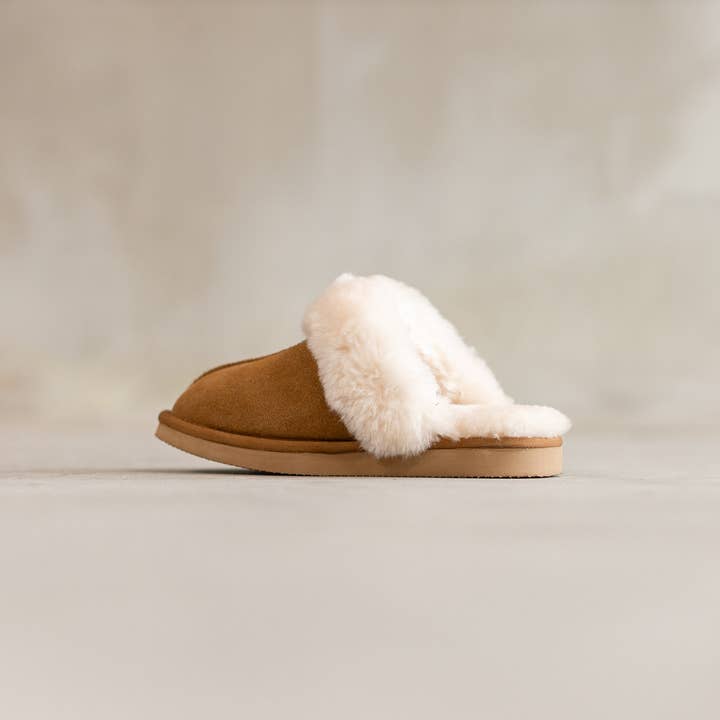 Van Buren – Großhandel Hausschuhe – Damen – Slipper Lumi aus weichem Wildleder mit Wollkragen | Camel | Größe 37-431