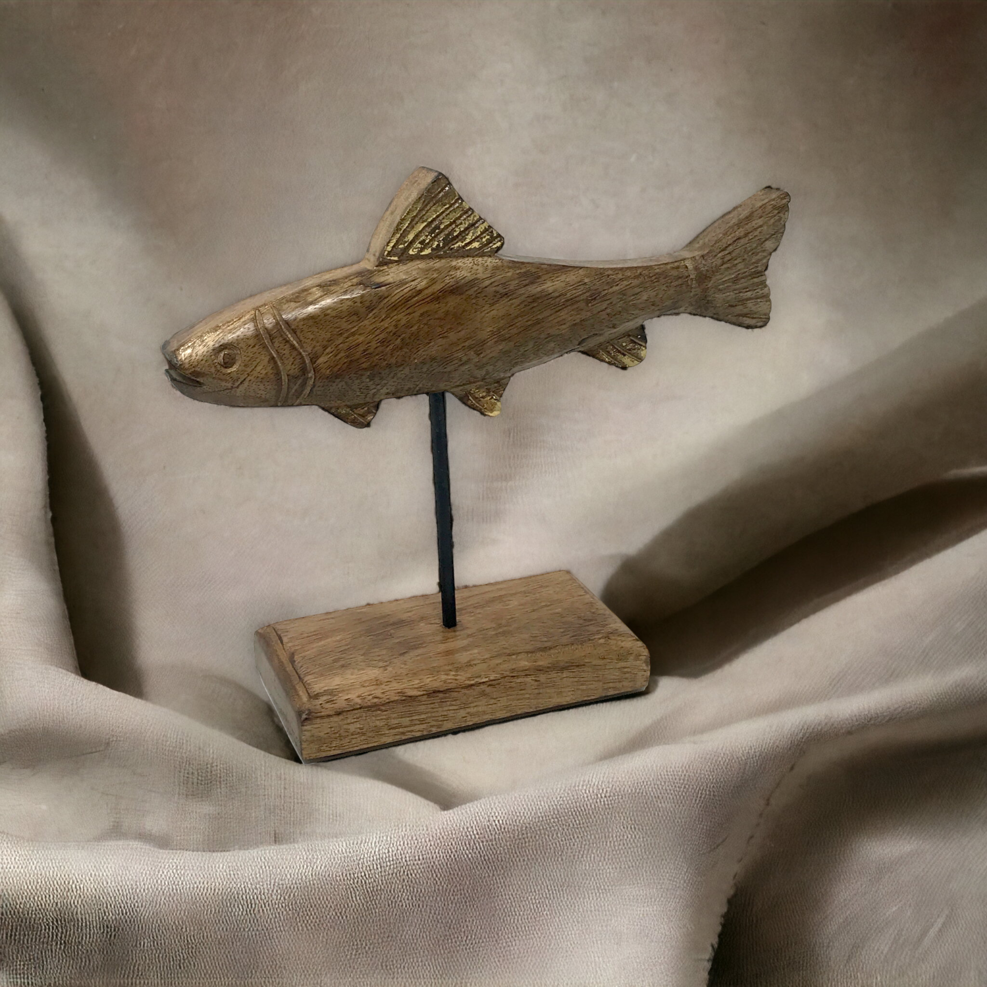 Wilco Home - Vendita all'ingrosso Decorazioni da tavolo - «Fish Tales», scultura in legno intagliato a forma di pesce di Timmy Trout su supporto6